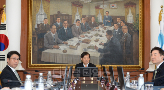 이주열 한국은행 총재가 13일 서울 남대문로 한국은행에서 열린 금융통화위원회에 참석, 회의를 기다리고 있다. 이날 금융통화위원회는 5월 기준금리를 연 1.50% 수준에서 '만장일치' 동결 결정했다. 기준금리는 지난해 7월 이후 11개월째 같은 수준에서 유지되고 있다.  김민수기자 ultrartist@